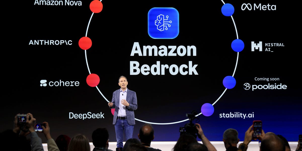 Amazon, Claude Code·Codex 전사 개방 — Kiro만 밀던 정책이 직원 1,500명 청원에 뒤집혔어